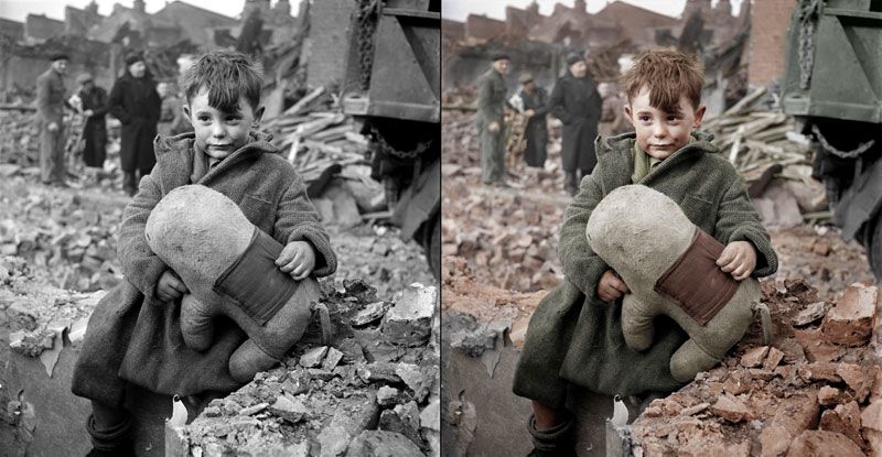 Мальчик, сжимающий мягкую игрушку. Лондон, 1945.