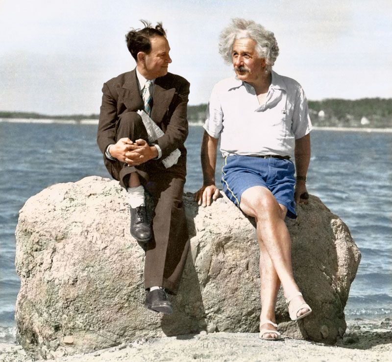 Альберт Эйнштейн, наслаждающийся летом на Лонг Айлэнде. 1939.