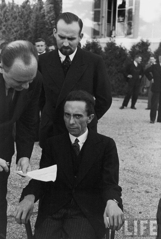 Эта потрясающая картина Йозефа Геббельса, который, предположительно, нахмурившись глядит на фотографа Альфреда Айзенштедта после обнаружения, что он-еврей, 1933.