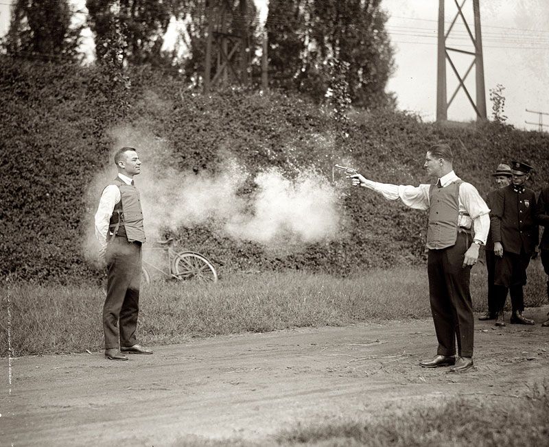 Мерфи и его помощник демонстрируют бронежилет, 13 октября 1923