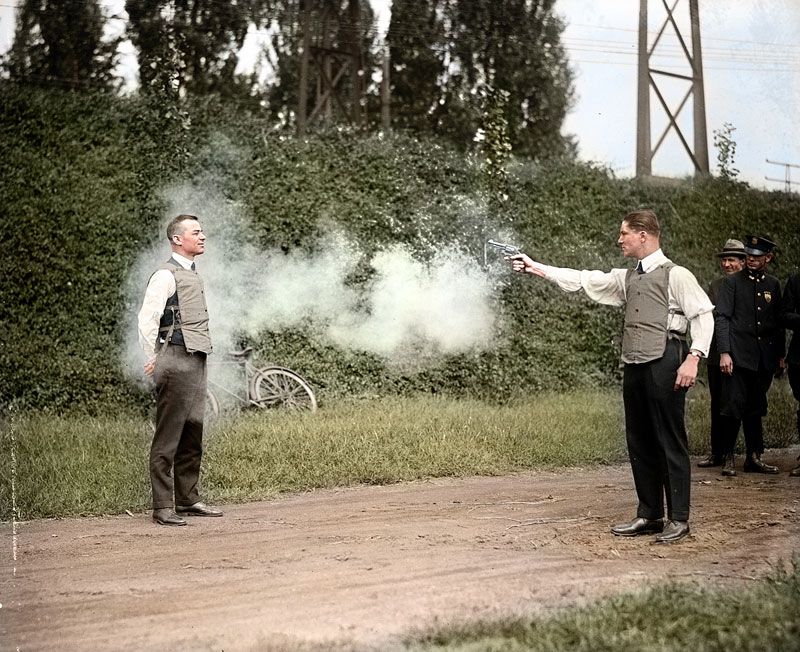 WH Мерфи и его помощник демонстрируют свою бронежилет на 13 октября 1923