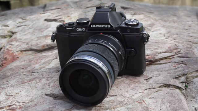 Самый лучший беззеркальный фотоаппарат стандарта M 4/3 Olympus OM-D E-M5