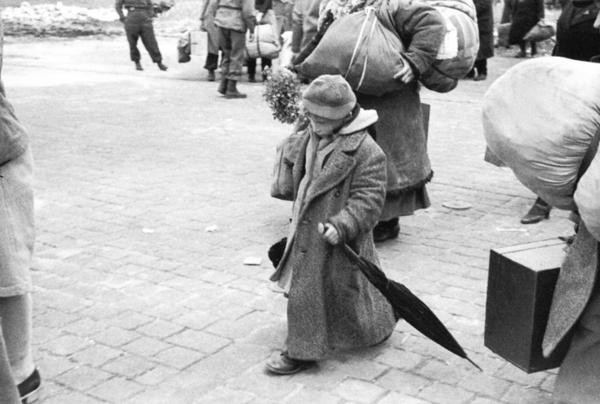 Ребенок, освобожденный из концлагеря, Дессау — Германия, 1945.