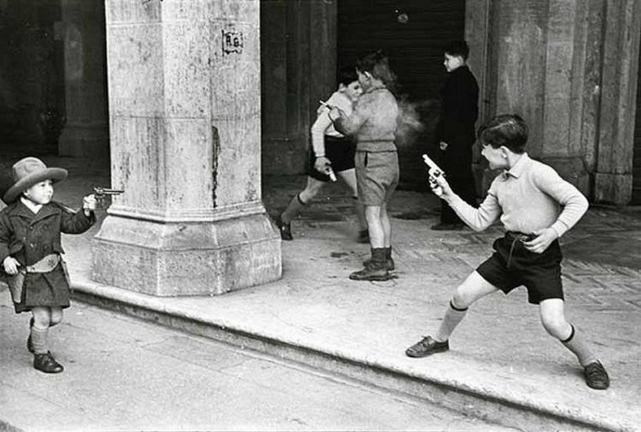 Дети, играющие в ковбоев, Рим — Италия, 1951.