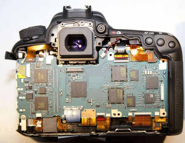 Canon 7D Mark II вид сзади, все элементы экранирования сняты