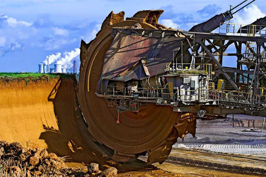 Самый большой экскаватор в мире Баггер 288, используется для открытой добычи угля в шахте Гамбах (Германия)