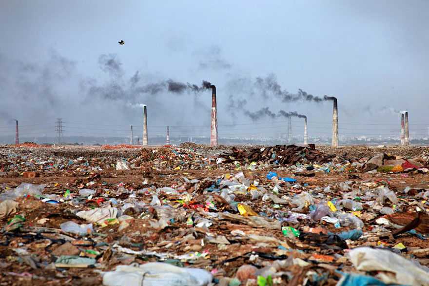 Пейзаж, полный мусора в Бангладеш