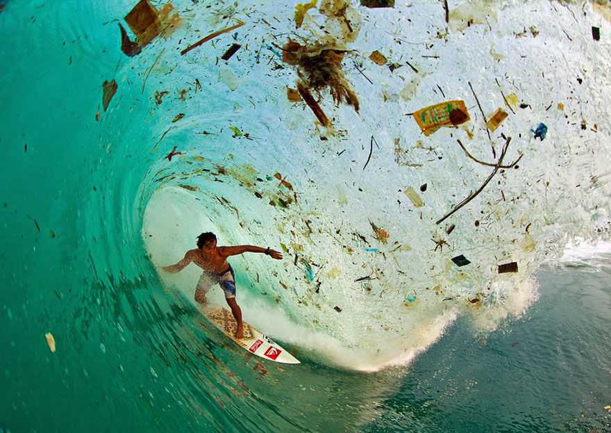Сёрфинг на волне полной мусора в самом населённом в мире острове Ява (Индонезия)