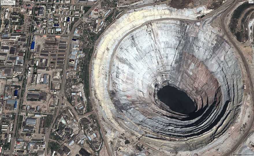 Мир, Россия. Эта гигантская дыра является крупнейшим в мире алмазным рудником