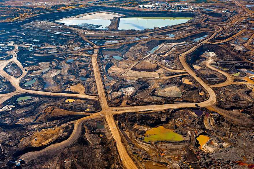 Богатые смолой зоны в провинции Альберта (Канада) уничтожены токсичными отходами и результатами горной промышленности