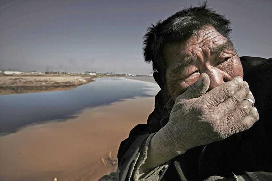 Жёлтая река в Монголии настолько загрязнена, что рядом с ней практически невозможно дышать