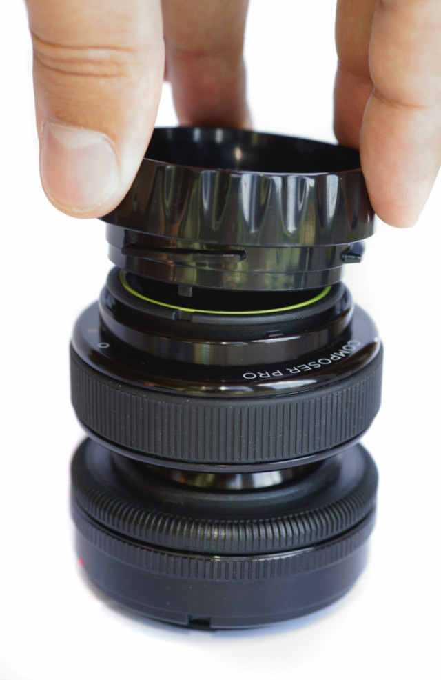 Крышка футляра от оптических модулей является ключом для смены оптики на корпусе объектива.