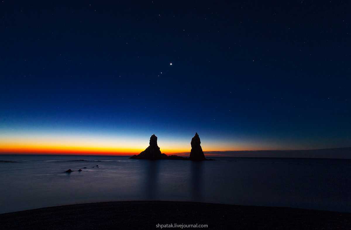Скалы Два Брата и восход солнца. Никон Дф+Токина 17 мм/3.5 © Андрей Шпатак