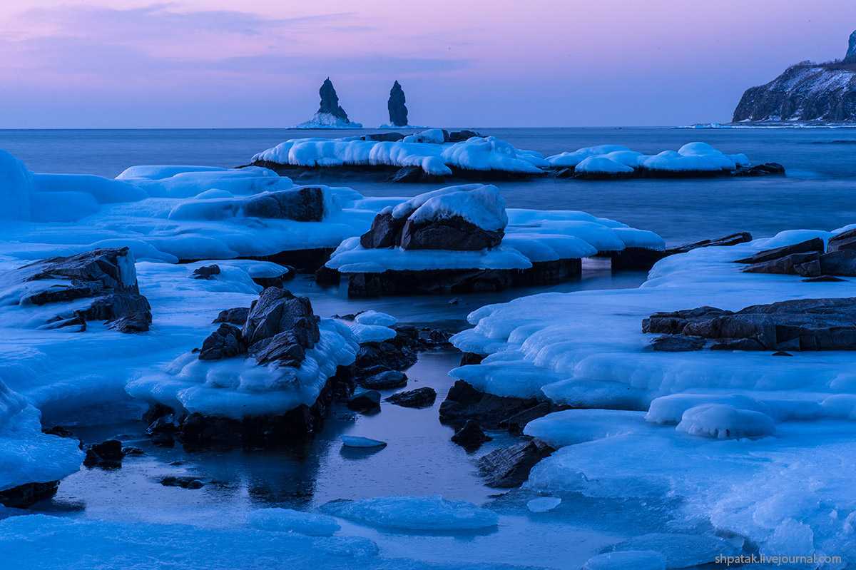 Скалы Два Брата и утренний лед. Никон Дф+Тамрон 90мм/2.8 макро. © Андрей Шпатак