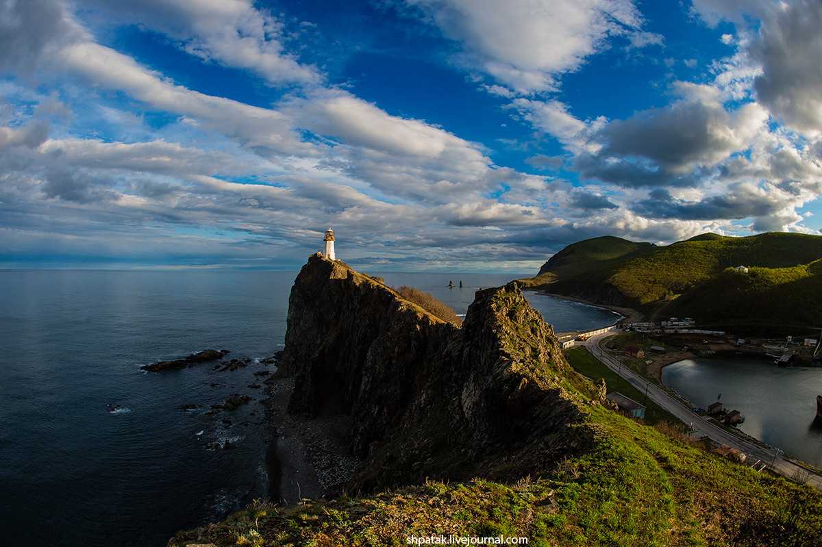 Вид на маяк Рудный с северной части мыса Бринера. НиконДф+Никкор 16 мм/2.8 © Андрей Шпатак