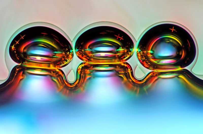 Воздушные пузырьки образуются из расплавленных кристаллов аскорбиновой кислоты | Фото: Марек Mis