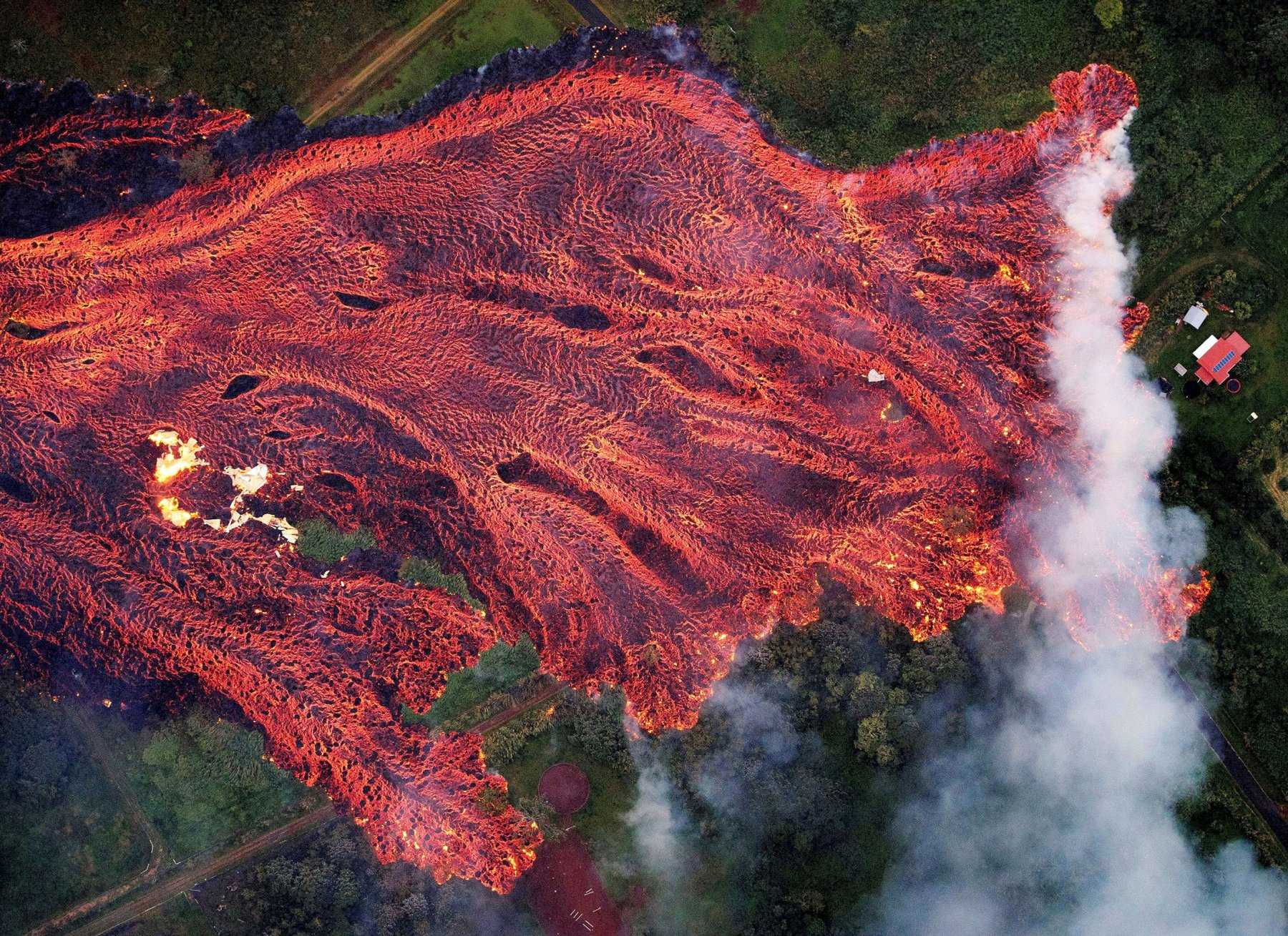 Угроза извержения. Извержение вулкана лава. Супервулкан Айра Япония. Извержение Килауэа 2018. Гавайи 2022 после извержения вулкана.