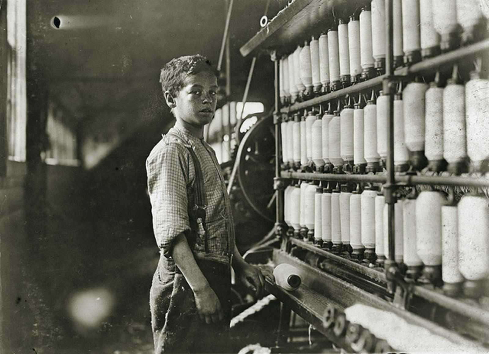 Тяжелая жизнь старых. Льюис Хайн детский труд. Льюис Уикс Хайн. Льюис Хайн девочка на ткацкой фабрике. Льюис Хайн американский фотограф детский труд.