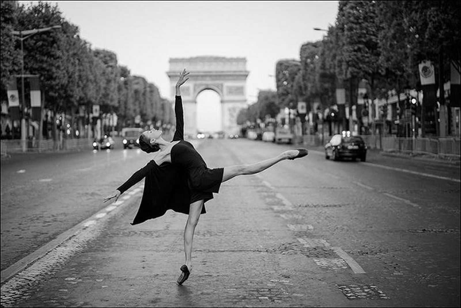 Под грустные танцы. Дэйн Шитаги фотопроект балерина. Балет на улицах города. Балерины на улицах города. Балерина в городе.