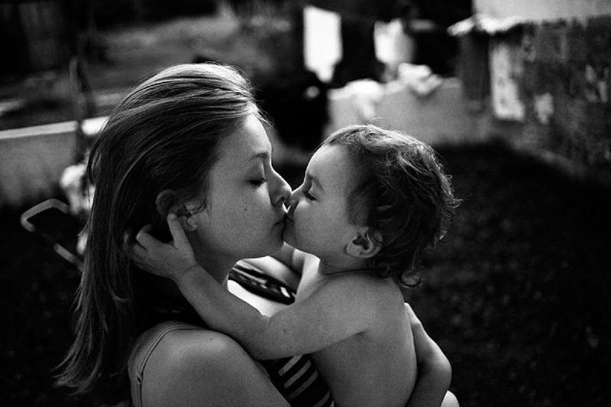 Хочу лезби. Мама и малыш чб. Мать с ребенком. Поцелуй матери. Мать с ребенком трогательные.