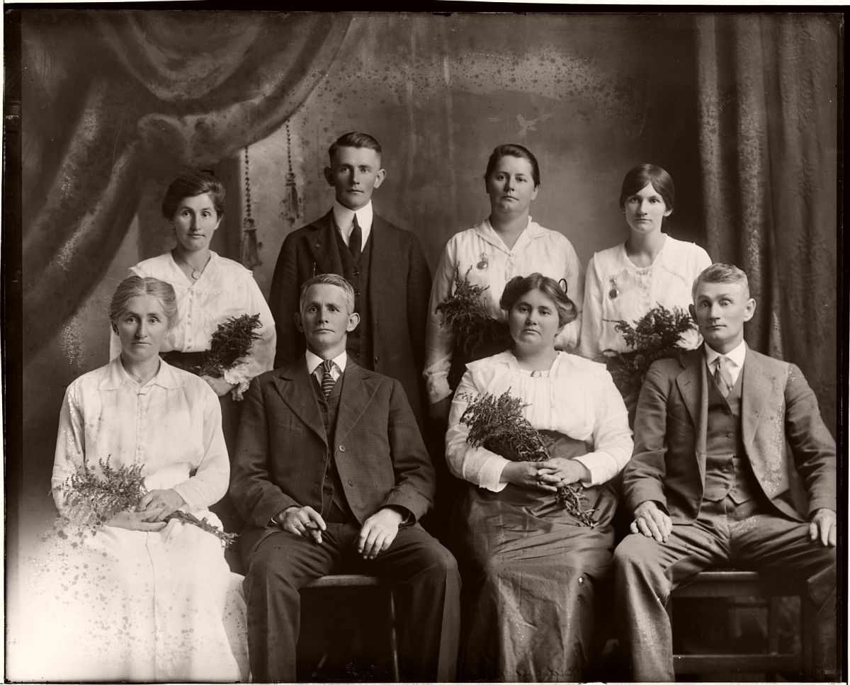 История обычной семьи 40. Семейный портрет. Семейный портрет начала 20 века. Старинная семья. Семейные фотопортреты начала 20 века.