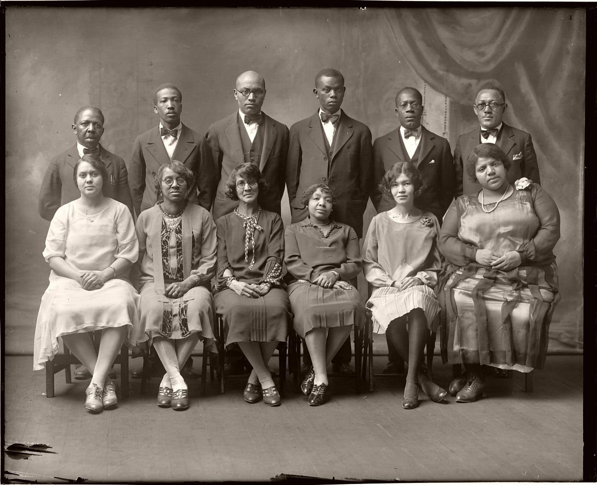 Century family. Семейный портрет начала 20 века. Старинные семейные снимки. Старые семейные фотографии. Семья 20 века.
