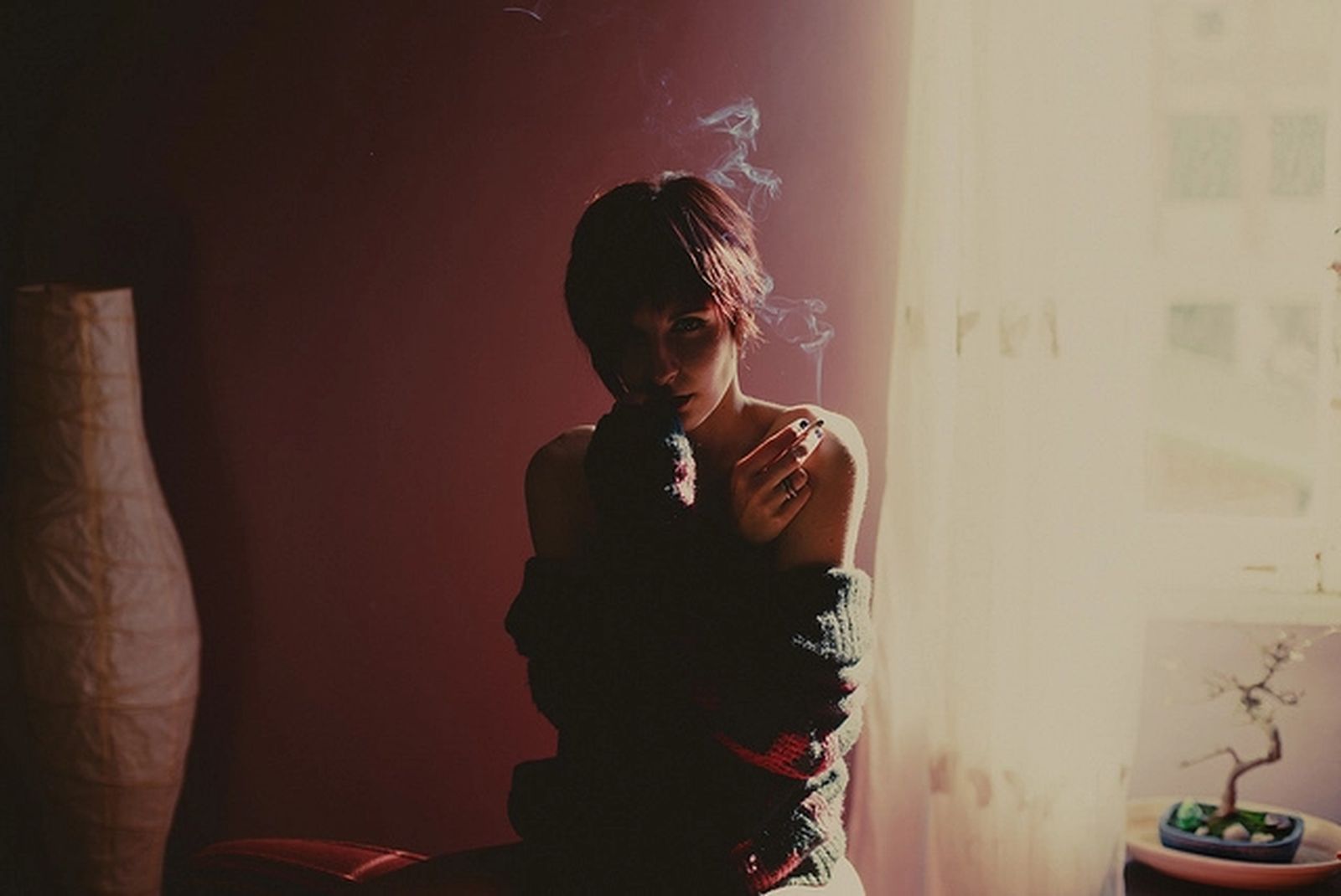 Песни tv girl cigarettes. Алессио Альби. Девочка одна дымной комнате. Alessio Albi фотограф.
