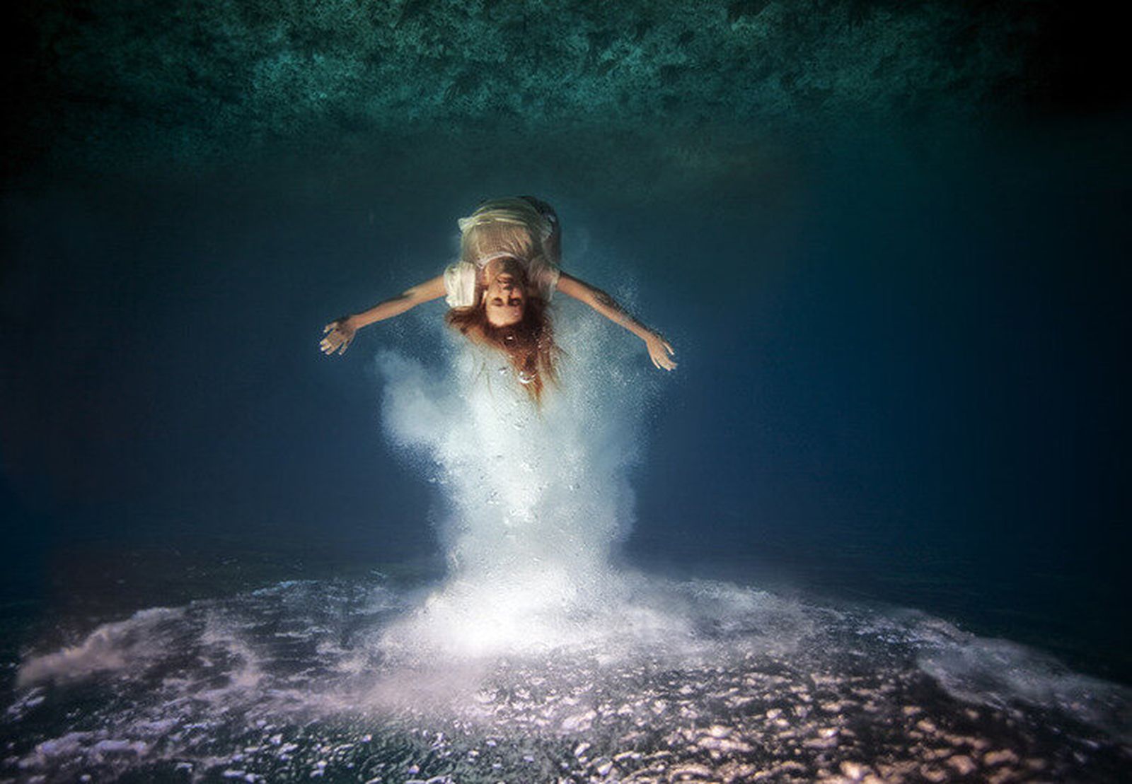 Душевная глубина. Фотосессия в воде. Погружение в воду.
