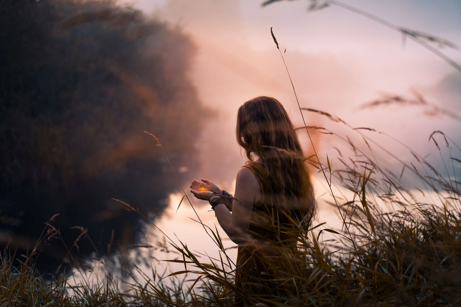 Полная тишина слушать. Девушка в тумане. Девушка на природе. Уединение с природой. Человек и природа.