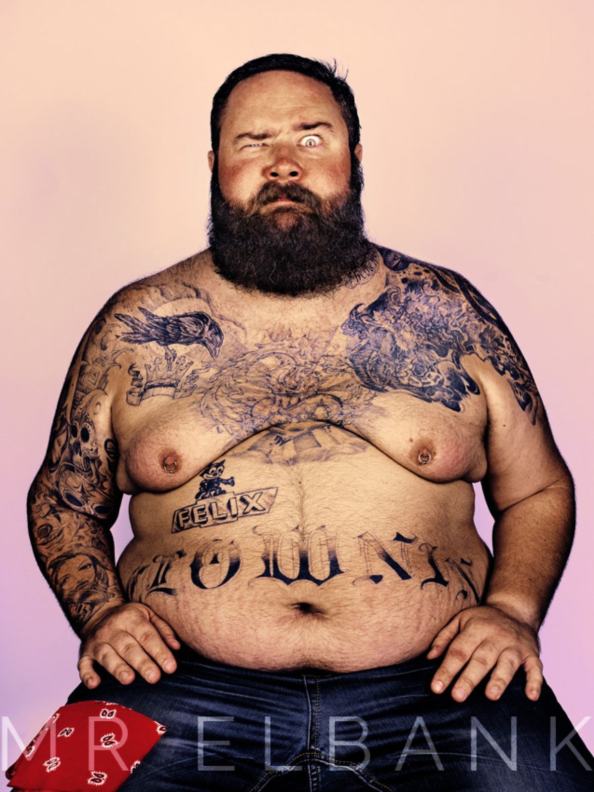 Толстый мужчина с татуировками