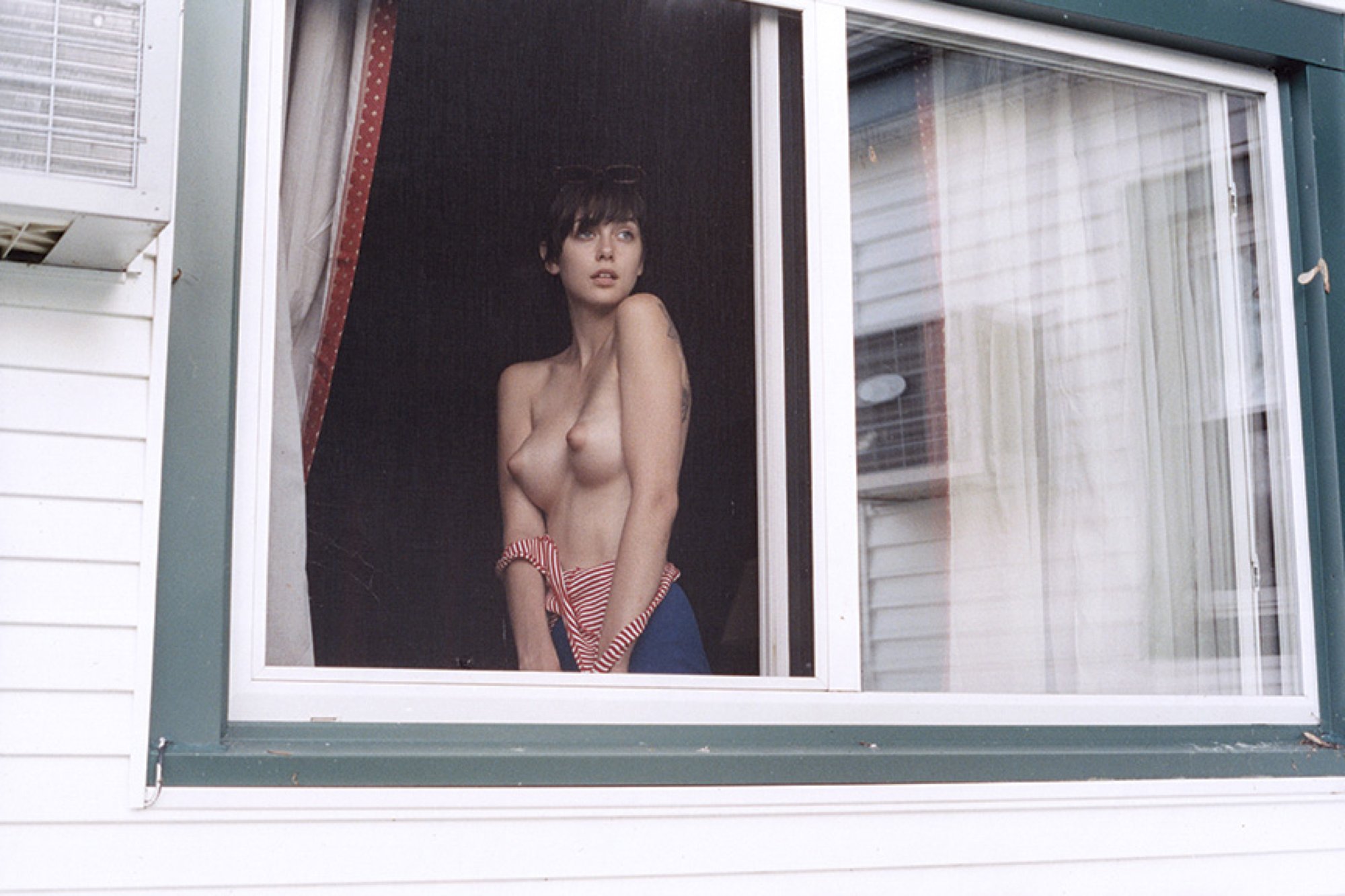 баба смотрит за голым мужиком в окне фото 79